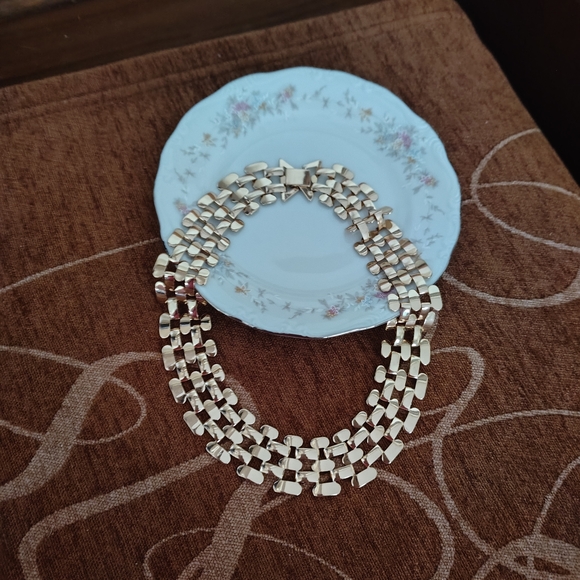 Chic Gold Statement Necklace for Women - Picture 2 of 7